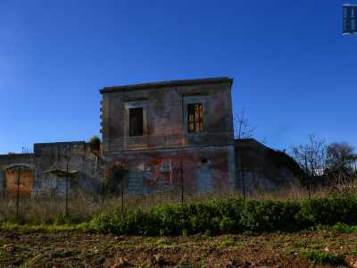 Circondata da una recinzione e posta su due piani, � dotata di una scalinata che permetteva l�accesso al livello superiore
